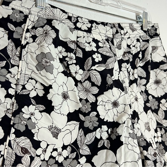 Eddie Bauer Black and White Shorts with Tropical Flair Size 8 - Picture 4 of 5